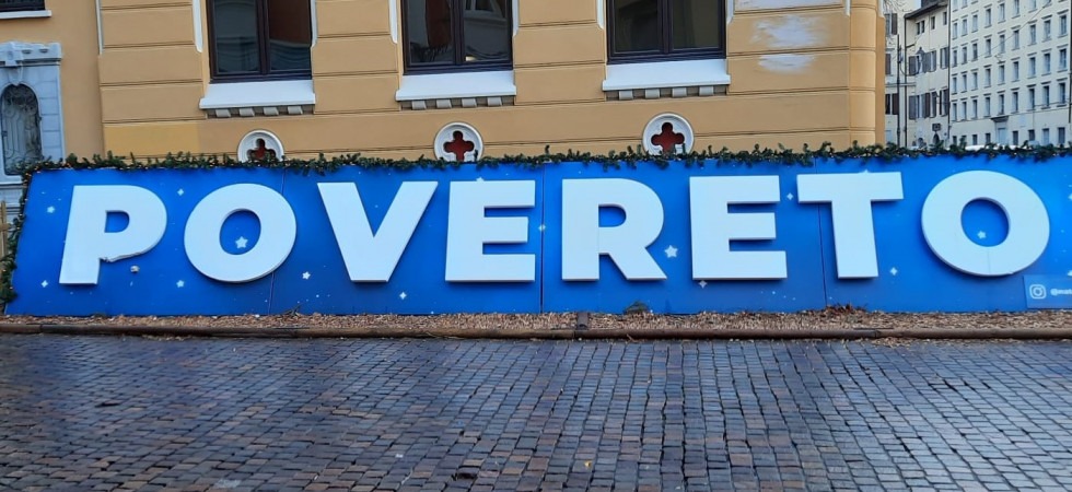 Rovereto diventa "Povereto": vandali in azione ai Mercatini di Natale